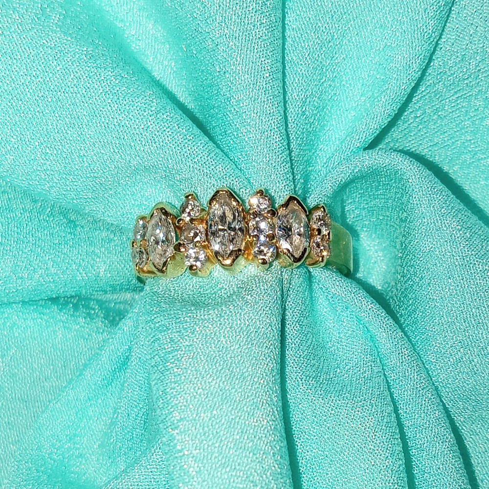 Elegant Gold and Diamond Women's Ring